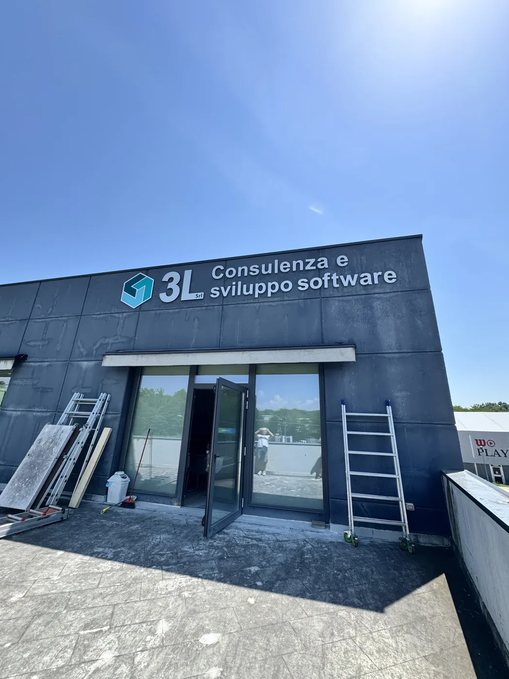 Insegna 3L montata sulla facciata