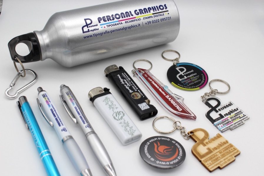 Borraccia, penne, accendino e portachiavi con logo Personal Graphics